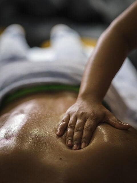 massage-7452918_640-e1694084362453 Relaxing massage on a bare back
