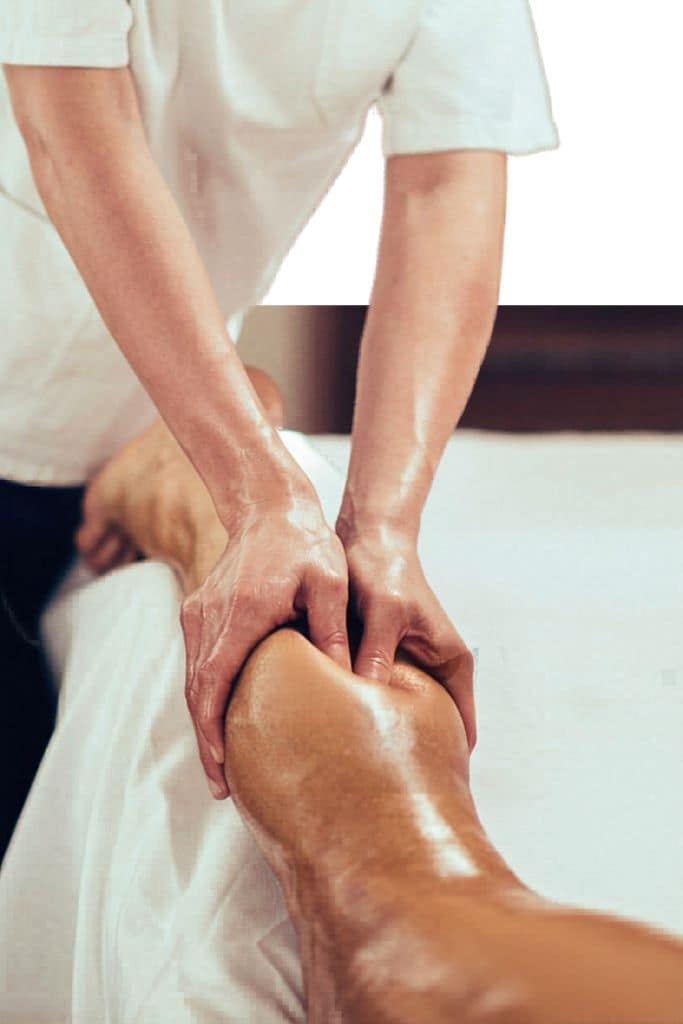 SportMassage mujer-recibiendo-masaje-en-la-espalda